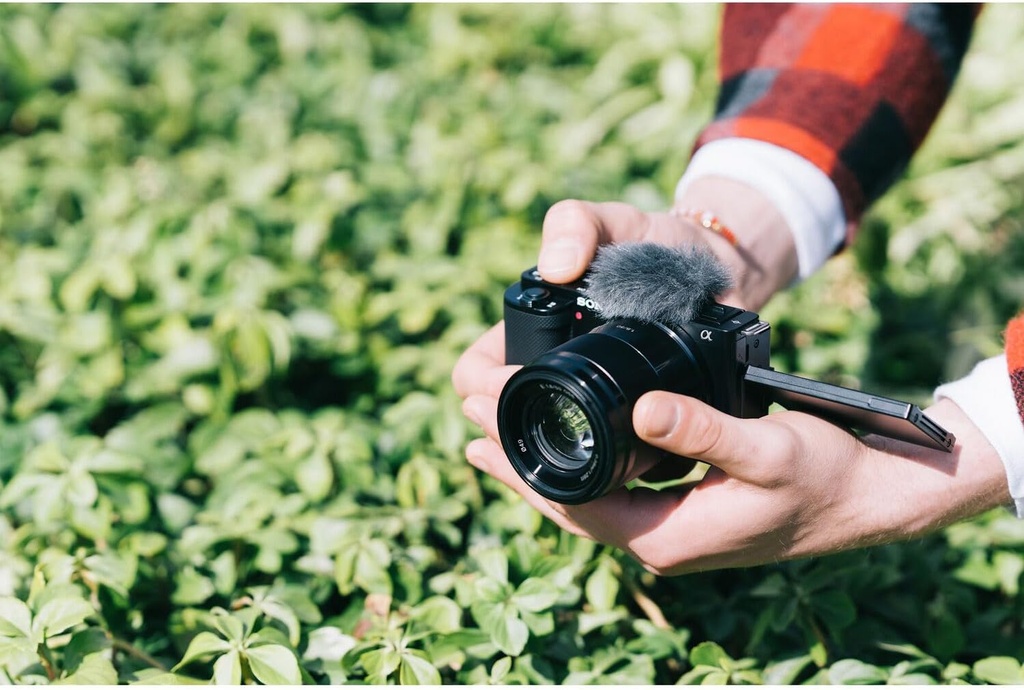 Sony ZV-E10 - Kit de cámara sin espejo con lente de zoom de potencia de 16-50mm II (negro) | Sensor APS-C | Herramienta compacta para creadores + tarjeta de 64GB + bolsa + lector de tarjeta + cable