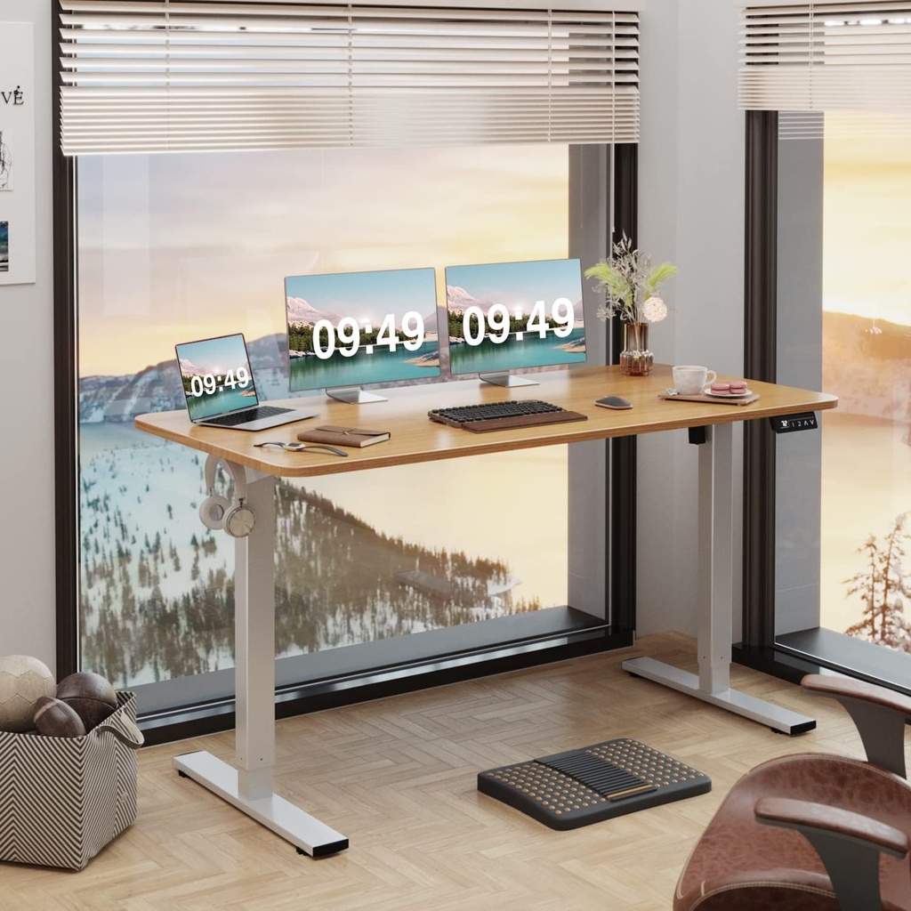 Furmax - Escritorio eléctrico de altura ajustable de pie grande de 55 x 24 pulgadas, escritorio de pie para oficina en casa, alturas prestablecidas, soporte de metal en forma de T, blanco y madera