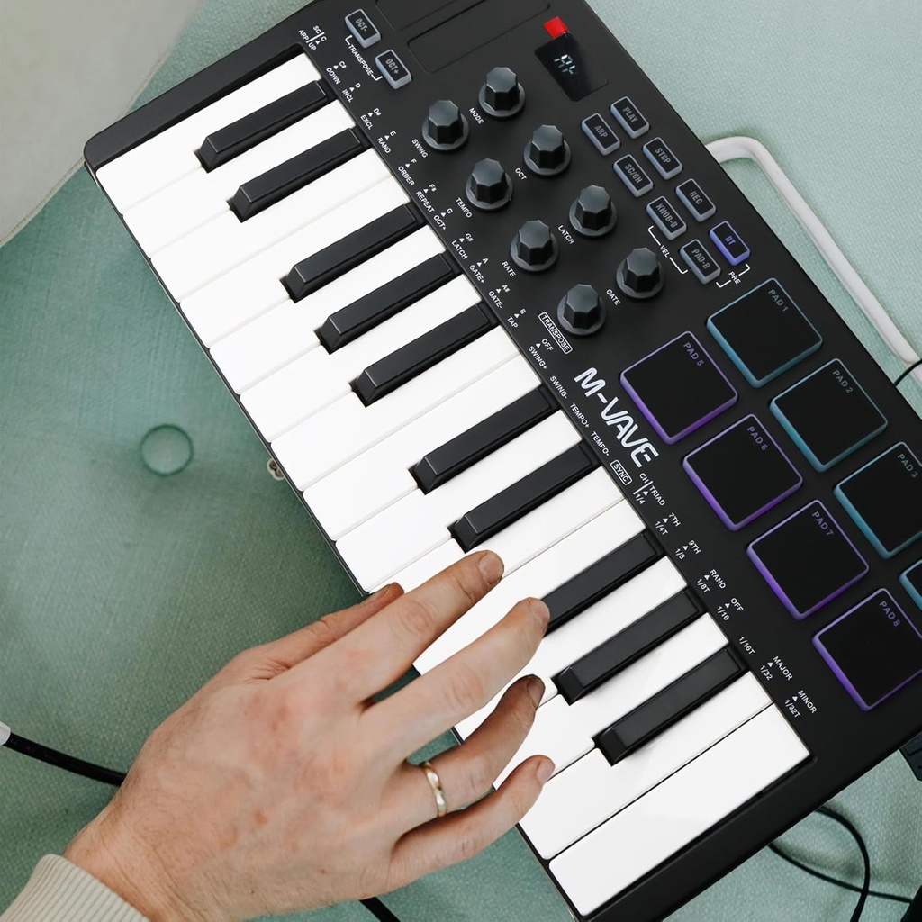 M-VAVE Controlador de teclado MIDI USB de 25 teclas con 8 almohadillas retroiluminadas, teclado dinámico profesional semiponderado Bluetooth, 8 perillas y producción de música, software incluido
